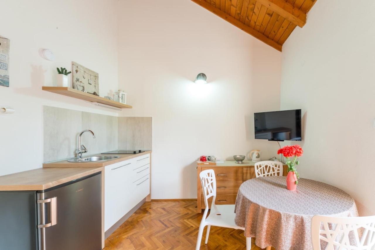 Apartmani Bugenvilija Brbinj Exterior photo