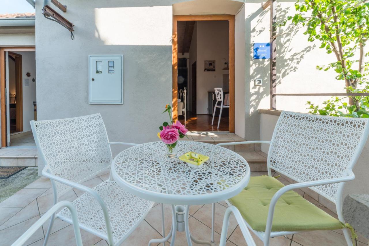Apartmani Bugenvilija Brbinj Exterior photo